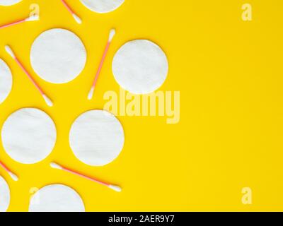 Wattepads und Putzlappen auf gelben Hintergrund isoliert mit copysace. Bild horizontal, Flach, Draufsicht von oben Stockfoto