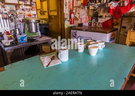 Zähler und Hocker im Bagdad Cafe, Lüfter für den gleichnamigen Film bekannt, bei Newberry Quellen entlang der Route 66 in Kalifornien, USA [ keine Eigenschaft releas Stockfoto