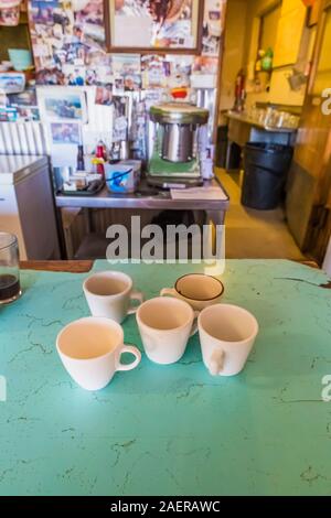 Zähler und Hocker im Bagdad Cafe, Lüfter für den gleichnamigen Film bekannt, bei Newberry Quellen entlang der Route 66 in Kalifornien, USA [ keine Eigenschaft releas Stockfoto