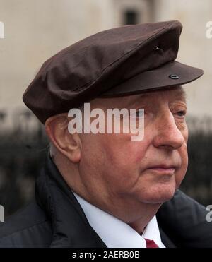 Ehemaliger Bergarbeiter Leader Leader Arthur Scargill Verlassen der High Court in London, nachdem er seinen Kampf in seiner Mietwohnung in London bezahlt durch die Nationale Gewerkschaft der Bergarbeiter zu bleiben. Stockfoto