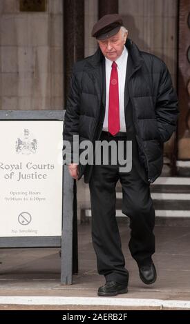 Ehemaliger Bergarbeiter Leader Leader Arthur Scargill Verlassen der High Court in London, nachdem er seinen Kampf in seiner Mietwohnung in London bezahlt durch die Nationale Gewerkschaft der Bergarbeiter zu bleiben. Stockfoto