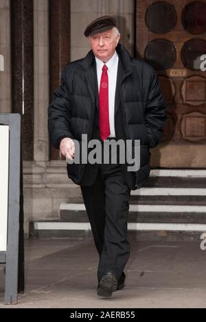 Ehemaliger Bergarbeiter Leader Leader Arthur Scargill Verlassen der High Court in London, nachdem er seinen Kampf in seiner Mietwohnung in London bezahlt durch die Nationale Gewerkschaft der Bergarbeiter zu bleiben. Stockfoto