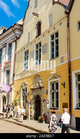 Estland, Tallinn, Pikk Street, Mustpeade Maja (Haus der Bruderschaft von Blackheads), Eingang Stockfoto