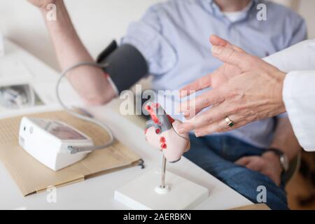 Kardiologe Berater erklärt Herzkrankheit Diagnose Patienten. Kardiologie Beratung. Selektiver Fokus Stockfoto