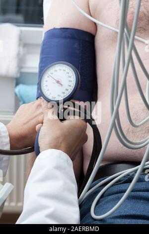 Cardiollogist überwacht Blutdruck von Patienten während der Kardiologie strees testen. Stockfoto