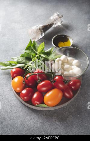 Caprese Salat Zutaten - Tomaten, Käse und Basilikum. Stockfoto