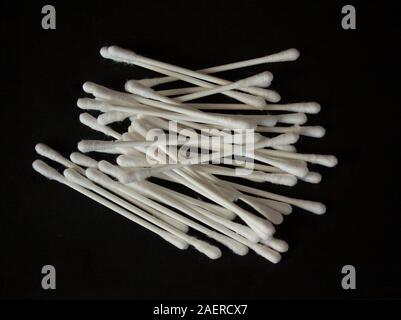 Stapel der Wattestäbchen auf schwarzem Hintergrund. Schließen Sie herauf Bild. Stockfoto