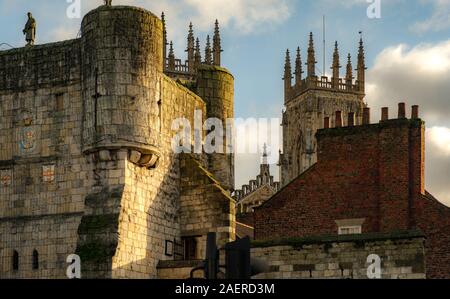 York Minster und die Stadtmauern Stockfoto