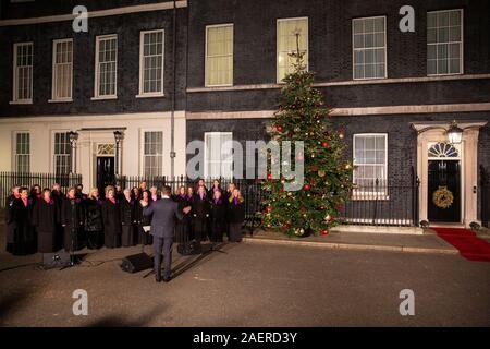 Weihnachten Chor vor dem Eingang 10 Downing Street vor ein Apéro durch die Staats- und Regierungschefs der NATO für den 70. Jahrestag besucht.. Stockfoto