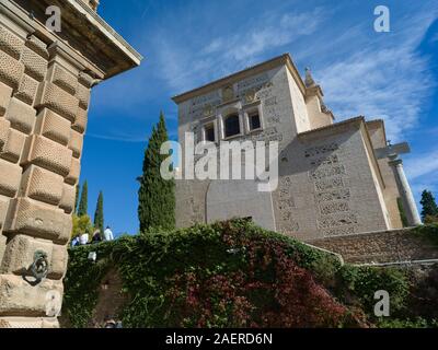 Touristen außerhalb Alhambra, Alhambra, Granada, Spanien Stockfoto