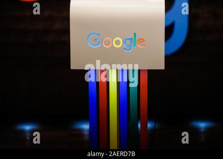 Bukarest, Rumänien - Dezember 10, 2019: flache Tiefenschärfe (selektive Fokus) Bild mit das Google Logo und Google Farben während einer Presseveranstaltung. Stockfoto