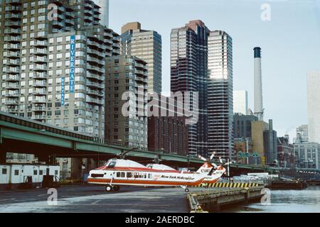 New York City, New York, USA - Dezember, 1991: Archiv Editorial der Sikorsky S-58 Hubschrauber von New York Helicopter Company an der 34th Street Stockfoto