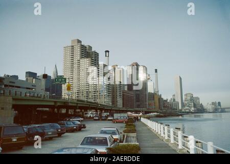 New York City, New York, USA - Dezember, 1991: Archiv Editorial von Gebäuden und Straßen in der Nähe der 34th Street Heliport in Manhattan. Stockfoto