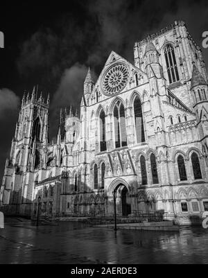 Die Sonne scheint auf das York Minster, York, Großbritannien Stockfoto