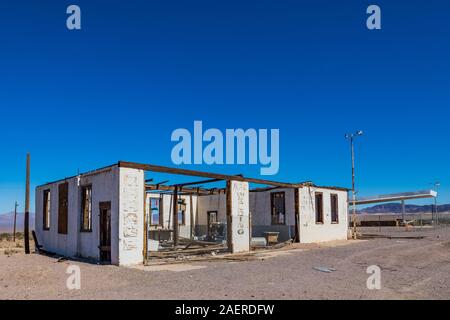 Ruinen einer alten Tankstelle in der Geisterstadt Ludlow entlang der Route 66 in Kalifornien, USA [kein Eigentum Freigabe; für redaktionelle Lizenzierung verfügbar Stockfoto