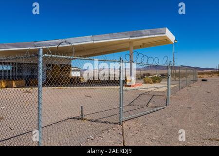 Ruinen einer alten Tankstelle in der Geisterstadt Ludlow entlang der Route 66 in Kalifornien, USA [kein Eigentum Freigabe; für redaktionelle Lizenzierung nur verfügbar Stockfoto