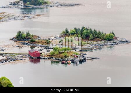 Kleine Insel in der Nähe der Küste, Red Hut, Fischer, Halbinsel Stadlandet, Norwegen Stockfoto