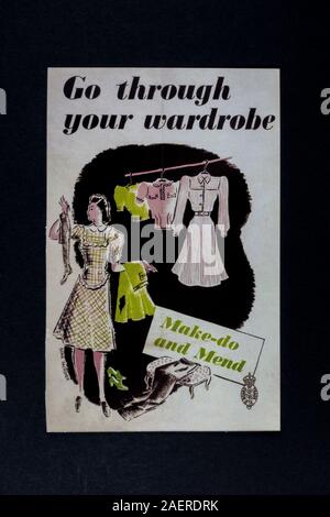 "Make Do And Mend - Gehen Sie Durch Ihre Garderobe"-Poster, ein Stück Replikat-Erinnerungsstücke aus Großbritannien aus dem zweiten Weltkrieg in den vierziger Jahren. Stockfoto