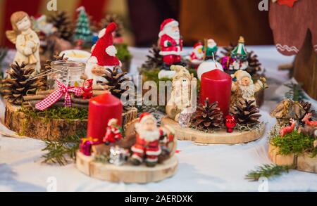Riquewihr, Elsass, Frankreich - 8. Dezember 2019: Geschäft mit Vintage handgefertigte Souvenirs für Weihnachten Wie Rentiere, Engel und Weihnachtsmann. Happ Stockfoto