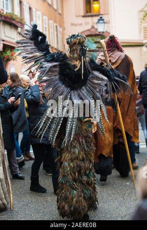 Riquewihr, Elsass, Frankreich - Dezember 8, 2019: Masquerade Parade mit Menschen in Monster oder erschreckende Geschichte Charaktere die Straßen von alten gekleidet Stockfoto