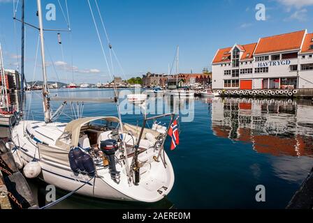 Segelyacht am Hafen, Tyske Bryggen, Bergen, Hordaland, Norwegen Stockfoto