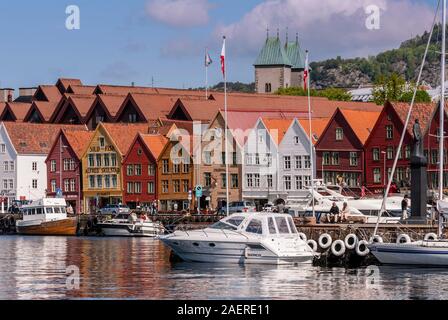 Segelyacht am Hafen, Tyske Bryggen, Bergen, Hordaland, Norwegen Stockfoto