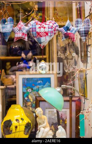 Riquewihr, Elsass, Frankreich - 8. Dezember 2019: Verkaufsplattform für ein Geschäft mit Vintage Objekte und Souvenirs für Weihnachten. Gerne Winterurlaub backgr Stockfoto