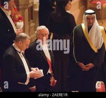 Mervyn King Gouverneur der Bank von England, die Teilnahme an einem Bankett für den Emir von Kuwait, Scheich Sabah al-Ahmad al-Jaber al-Sabah im Schloss Windsor mit seiner Majestät, die Königin und der Herzog von Edinburgh im November 2012. Stockfoto