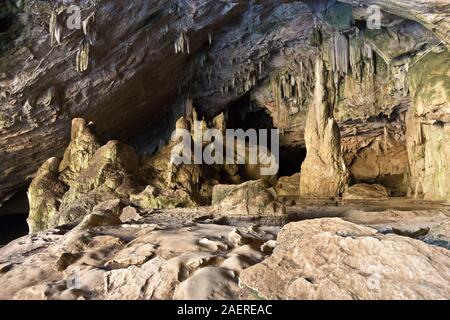 Stalaktiten und Stalagmiten in Tham Lot Höhle, Mae Hong Son Provinz, Thailand Stockfoto