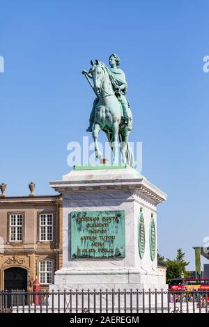 Das Reiterstandbild von König Friedrich V. von Dänemark (Rytterstatuen af Frederik V) im Zentrum von Schloss Amalienborg Square, Kopenhagen Stockfoto