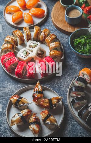 Sushi und Brötchen. Japanisch essen. top View Stockfoto