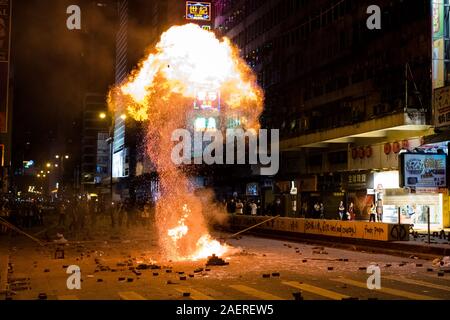 HongKong - November, 2019: Explosion auf Straße (Nathan Road) während der 2019 HongKong Proteste, Demonstrationen in Hongkong gestartet als Anti-Extradition Gesetz änderung Rechnung (Anti-Elab) Bewegung Stockfoto