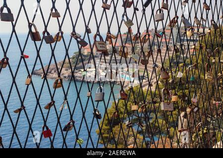 Liebe Schlösser an einem Zaun, Hotels und Adrianic Meer im Hintergrund, in Dubrovnik, Kroatien Stockfoto