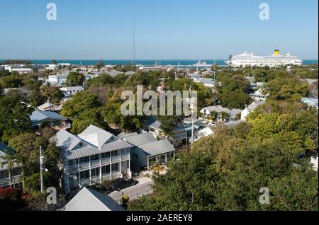 Die Aussicht vom Leuchtturm von Key West Stadt mit einem Kreuzfahrtschiff und die Militärbasis in einem Hintergrund (Florida). Stockfoto