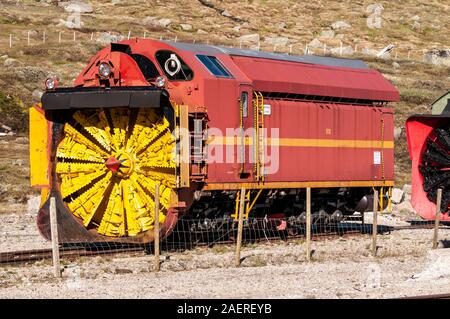 Historische Schneefräse, Bahnhof Finse, der höchstgelegene Bahnhof der Bergen-Eisenbahnlinie, Oslo, Hordaland, Norwegen Stockfoto