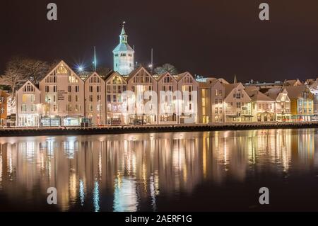 Verschneite Holzbauten, Nachtszene, Altstadt, Stavanger, Rogaland, Norwegen Stockfoto