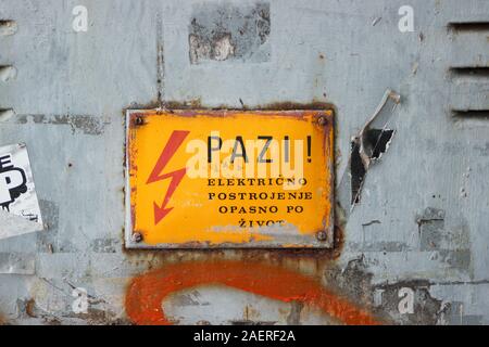 Pazi! Gefahr! Warnschild an Schaltschranktür in Dubrovnik, Kroatien. Stockfoto