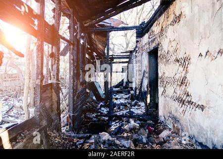 Folgen von Feuer. Ganz alte ländliche Haus verbrannt. Stockfoto