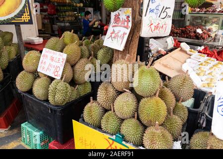 Frische Durian auf Verkauf in Chinatown, Singapur Stockfoto