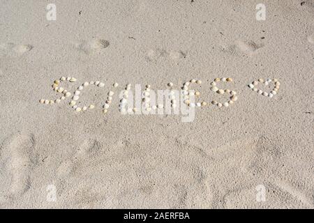 Scillies geschrieben mit Muscheln an einem Strand mit Herz am Ende Stockfoto