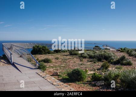 Blick auf die Insel Tabarca, vom Santa Pola Skywalk Aussichtsplattform auf den Klippen oberhalb Partida Bancal de la Arena, Alicante. Stockfoto