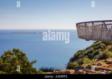 Blick auf die Insel Tabarca, vom Santa Pola Skywalk Aussichtsplattform auf den Klippen oberhalb Partida Bancal de la Arena, Alicante. Stockfoto