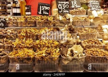 Im berühmten Mercado de La Boqueria in Barcelona, Vielzahl an alle Besucher, die frische Pilze und gesunde Lebensmittel genießen. Stockfoto