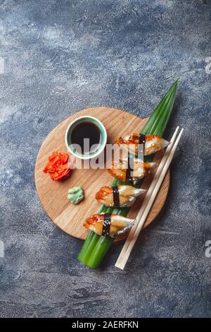 Sashimi Sushi auf Holzbrett. Stein Hintergrund. Ansicht von oben Stockfoto