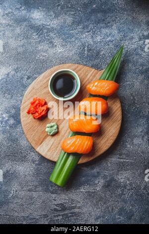 Sashimi Sushi auf Holzbrett. Stein Hintergrund. Ansicht von oben Stockfoto