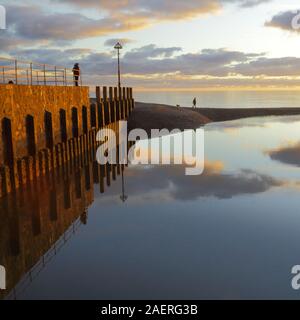 Holz- groyne am Fluss Ax Mündungsgebiet in der Nähe der Stadt von Seaton, Devon bei Sonnenuntergang Stockfoto