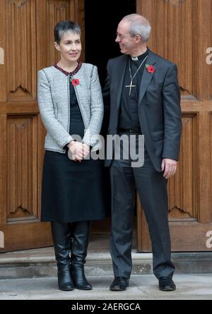 Der neue Erzbischof von Canterbury Justin Welby mit seiner Frau Caroline nimmt Residency im Lambeth Palace in London, November 2012. Stockfoto