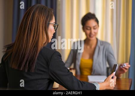 Zwei Frauen diskutieren in einer Sitzung Stockfoto