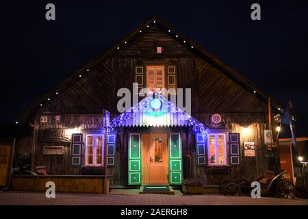 Typische traditionelle alte hölzerne Restaurant in Trakai, Vilnius, Litauen, Nachtaufnahme mit bunten Lichtern Stockfoto