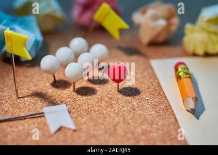 Konzept der Gesellschaft. Heben Sie sich von der Masse ab, und nicht wie jeder andere, Führung. Stockfoto